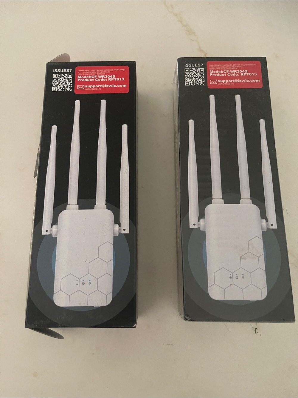 High-Gain White Wi-Fi Range Extender with Four Antennas